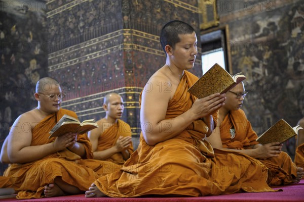 Buddhist monks at prayer, Wat Pho, Temple of the Reclining Buddha, Bangkok, Thailand, Asia