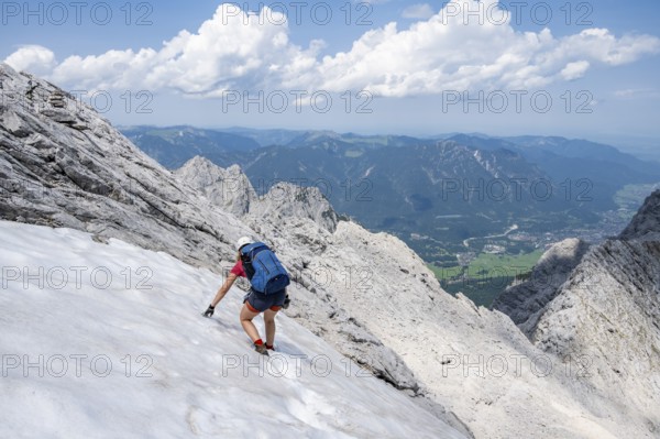 Mountaineer on the Jubiläumsgrat between Zugspitze and Alpspitze, high mountains, Wetterstein