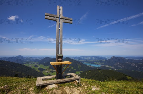 Summit cross on the Faistenauer Schafberg with a view of Lake Fuschl, Osterhorn group,