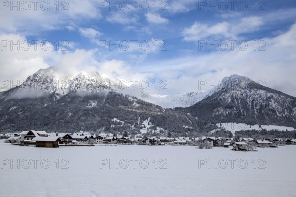 Winter, snowy landscape, view of Oberstdorf, behind Rubihorn, Gaißalphorn and Schattenberg,