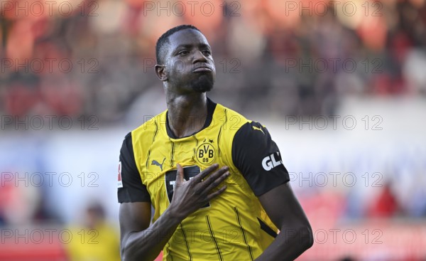 Goal celebration Serhou Guirassy Borussia Dortmund BVB (09) gesture hand on chest, coat of arms,