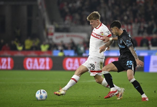 Duel, action Finn Jeltsch VfB Stuttgart (29) against Exequiel Palacios Bayer 04 Leverkusen (25)
