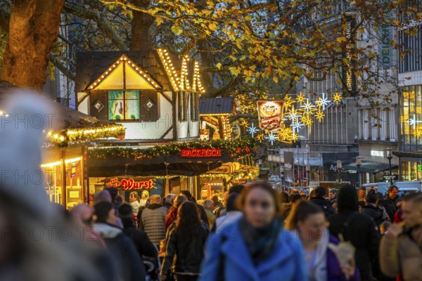Pre-Christmas season, people, shoppers, visitors to the Christmas market in Essen city centre,