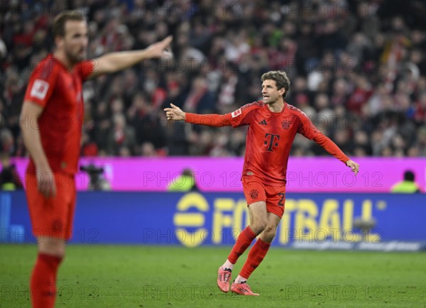 Harry Kane FC Bayern München FCB (09) Thomas Müller FC Bayern München FCB (25) Gesture Gesture