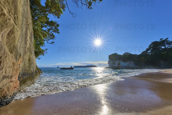 Sunlight on the horizon of a rocky beach, Cathedral Cove, Coromandel, Canterbury, North Island, New