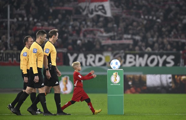 Cup match, ball boy Ballkind takes Adidas Derbystar match ball from the podium, referee Referee