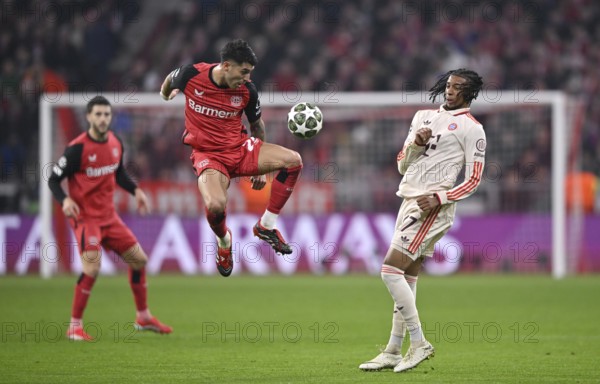 Tackle, action Exequiel Palacios Bayer 04 Leverkusen (25) v Michael Olise FC Bayern Muenchen FCB