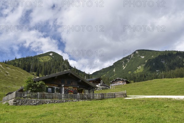 The rustic alpine huts on the Hochalm, with Reifelberg on the left and Sonntagshorn on the right,