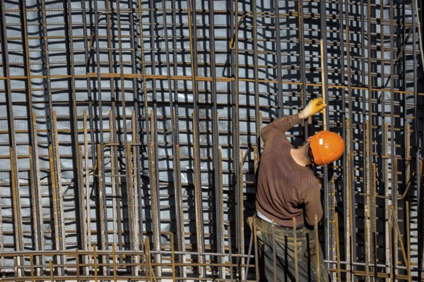Essen, North Rhine-Westphalia, Germany, construction industry, construction workers working on a