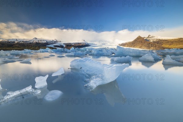 Fjallsarlon glacier lagoon, icebergs with glacier, Vatnajökull National Park, Hornafjörður, South