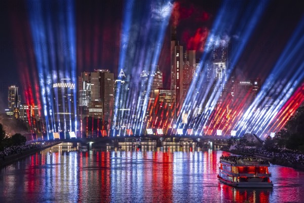 A spectacular light show at the Flößerbrücke in Frankfurt am Main puts spectators in the mood for