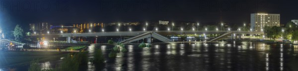 In the early hours of the morning, a section of the Carola Bridge collapsed for unknown reasons.