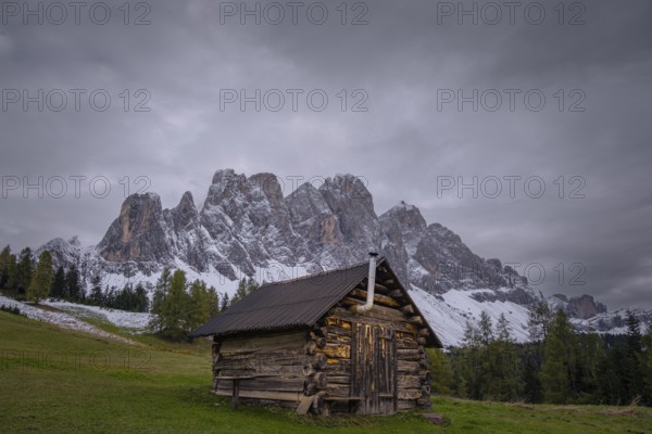 View of a part of the Geisler group from the Gampenwiese, in the foreground an alpine hut,