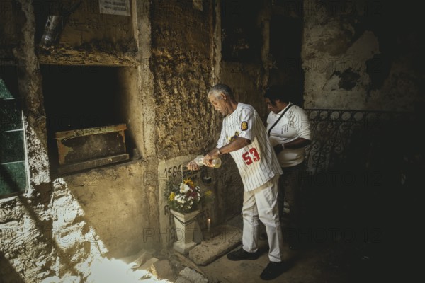 Giovanni Yanez (59) and his woman Manuela Fernández (43) mourn the death of their daughter Rusmary