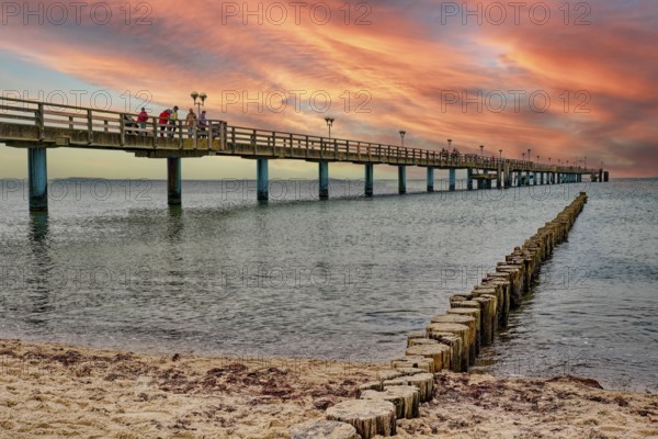Baltic Sea beach, Baltic Sea coast with the Graal-Müritz pier, sunset, evening mood, Graal-Müritz,