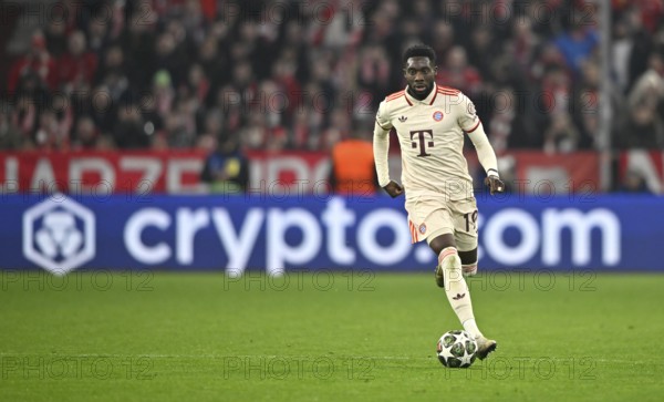 Alphonso Davies Bayern FC Munich FCB (19) Action on the ball perimeter advertising CRYPTOCOM UEFA