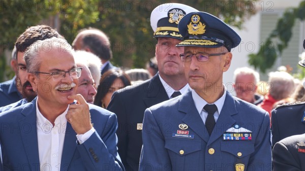 Man in military uniform at an outdoor event, next to him a laughing man, visit of Federal President