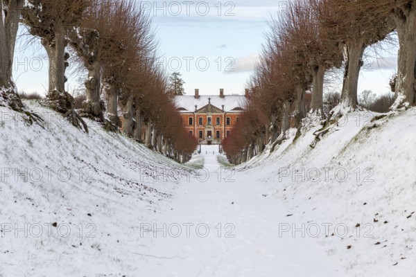Festonallee in the snow, view of the main building of Bothmer Castle, Klütz,