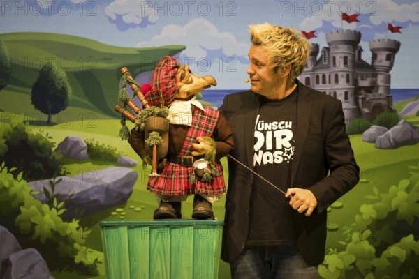 Sascha Grammel with hand puppet Frederic Freiherr von Furchensumpf live on Wünsch dir was Tour at