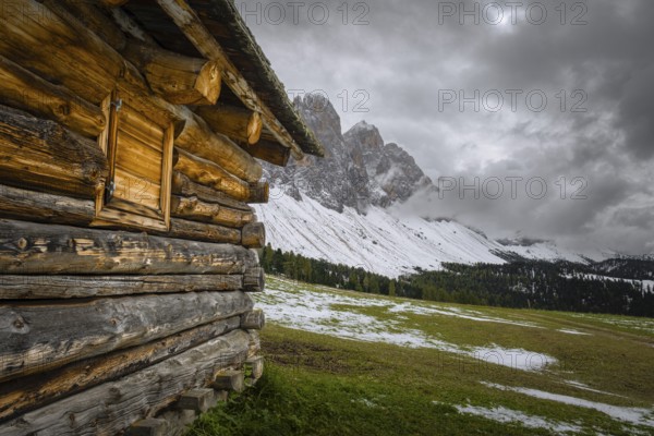 View past a mountain hut to a part of the Geisler Group from the Gampenwiese, Dolomites, snow,