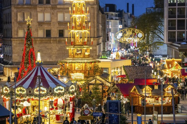 Pre-Christmas season, Christmas market in the city centre of Essen, Willy-Brandt-Platz, pedestrian