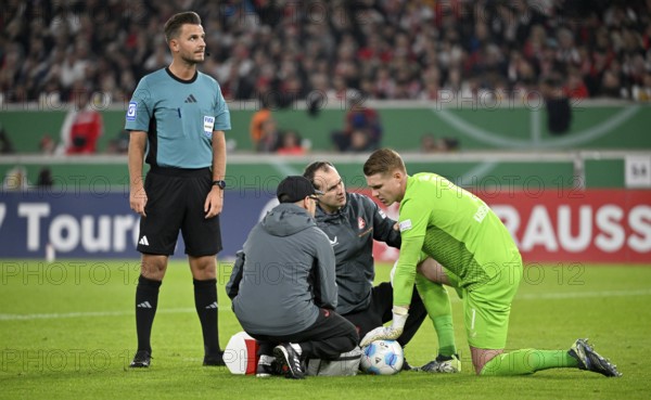 Goalkeeper Julian Krahl 1. FC Kaiserslautern FCK (01) injured, coach, referee Referee Daniel