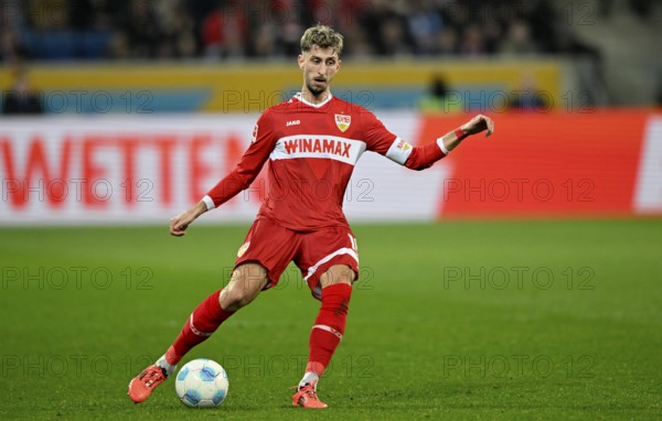 Atakan Karazor VfB Stuttgart (16) Action on the ball Perimeter advertising SPORTWETTEN PreZero