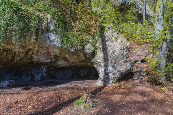 The Klausenhöhle is a natural karst cave near the Lower Bavarian market town of Essing in the