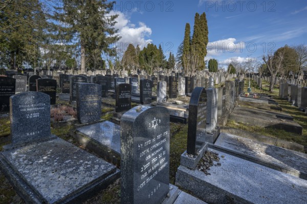 Old and new graves at the Israeli cemetery, inaugurated in 1882, Werner-von Siemens Str. 2,