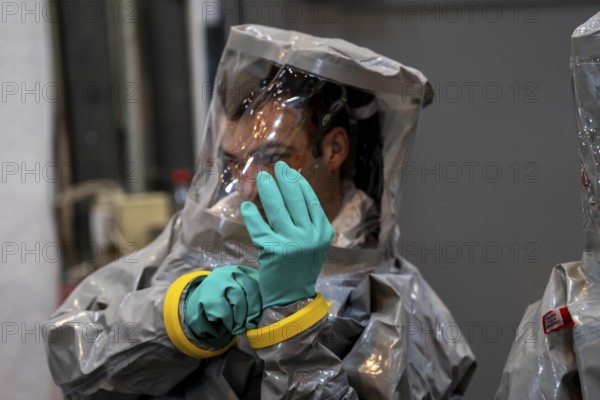 Decontamination of injured persons after an assumed accident involving hazardous substances, fire