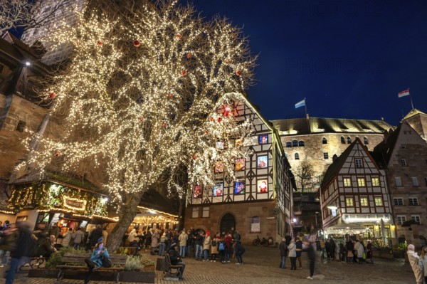 Tiergärtnertorplatz with the Pilatushaus, built in 1489, a historic town house with an Advent
