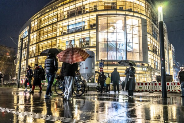 Schadowstraße, city centre, shopping street, pedestrian zone, winter, rainy weather, P&C clothing