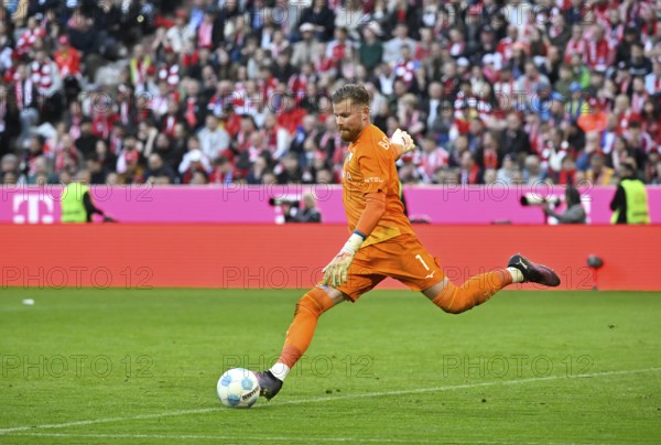 Goalkeeper Timo Horn VfL Bochum BOC (01) Action on the ball Allianz Arena, Munich, Bavaria,