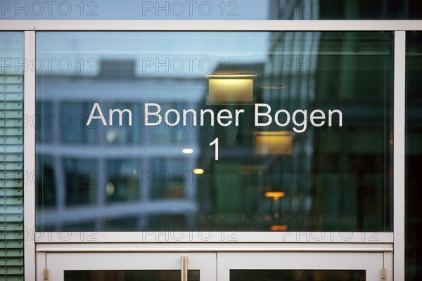 Am Bonner Bogen 1, writing on a glass pane at the Hotel Kameha Grand, Bonner Bogen city quarter,