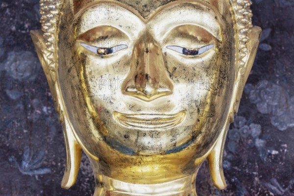 Buddha statues in meditation posture in Phra Rabiang Kot around the Phra Wihan Luang, Wat Suthat
