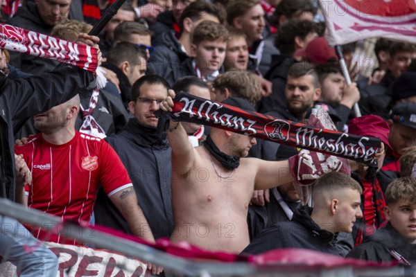 Kaiserslautern, 20.04.2024: The fans of SV Wehen Wiesbaden celebrate their team's draw after the
