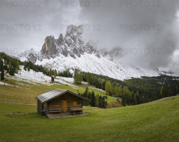 View of a part of the Geisler group from the Gampenwiese, in the foreground an alpine hut,