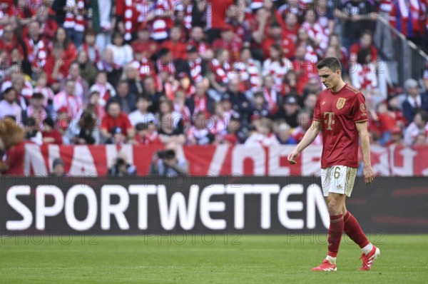 Joao Palhinha FC Bayern Munich FCB (16) sent off after red card, perimeter advertising SPORTWETTEN,