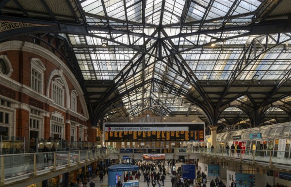 Details roof engineering at Liverpool Street railway station, London, England, UK Concourse busy
