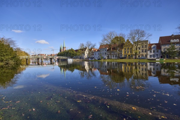 Riverbank of the Trave at high water, pedestrian bridge Dankwartsbrücke, historic houses, trees,