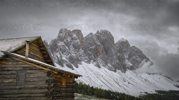 View of a part of the Geisler group from the Gampenwiese, in the foreground an alpine hut,