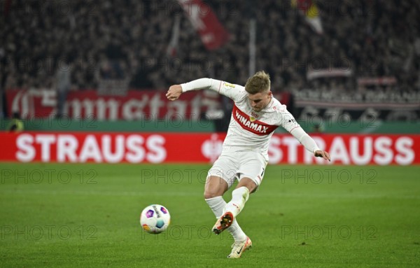 Maximilian Mittelstaedt VfB Stuttgart (07) on the ball, STRAUSS perimeter advertising, logo, DFB