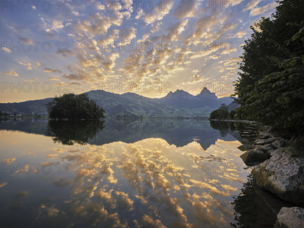 Morning atmosphere at Lake Lauerz with island, Großer and Kleiner Mythen in the background, Lauerz,