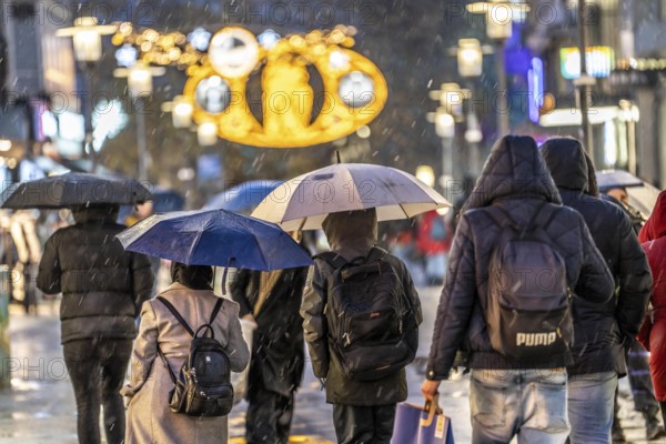 Rainy weather, passers-by with umbrellas, empty Christmas market, Essen, North Rhine-Westphalia,