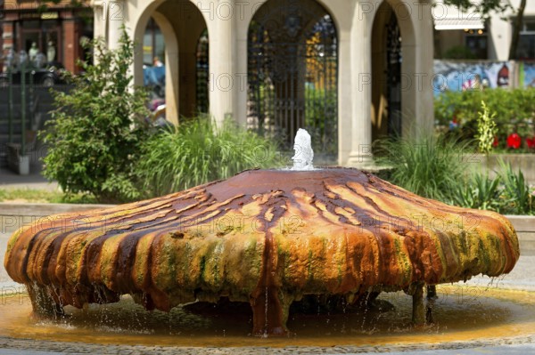 Kochbrunnen Springer, fountain by Edgar Heydock, hot sodium chloride thermal spring, coloured
