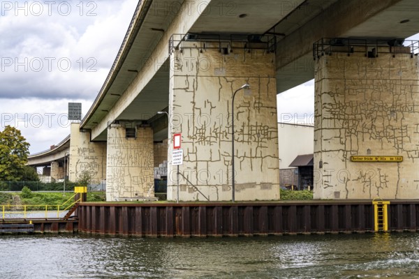 The Berlin Bridge, motorway A59, over the Duisburg port area, 1.8 km long, has a remaining useful