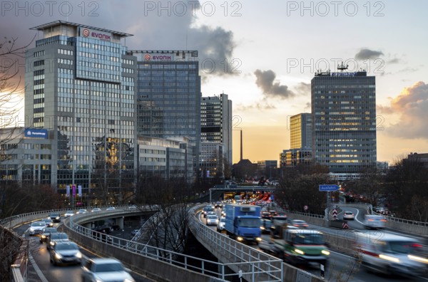 Motorway A40, Ruhrschnellweg, in Essen, junction Essen-Zentrum, city skyline, Ruhrschnellweg