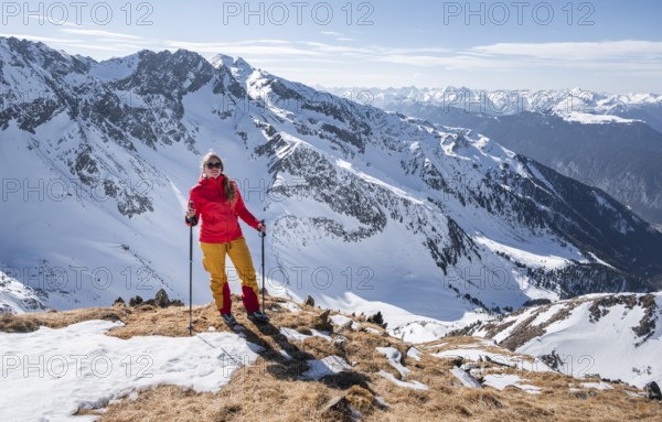 Ski tourers at the summit of the Mitterzeigerkogel in winter, Sellraintal, Kühtai, Tyrol, Austria,