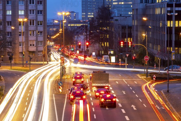 Evening city centre traffic in Essen, large intersection of Bismarckstrasse, B224, Friedrichstrasse
