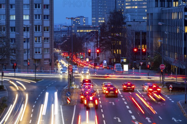 Evening city centre traffic in Essen, large intersection of Bismarckstrasse, B224, Friedrichstrasse